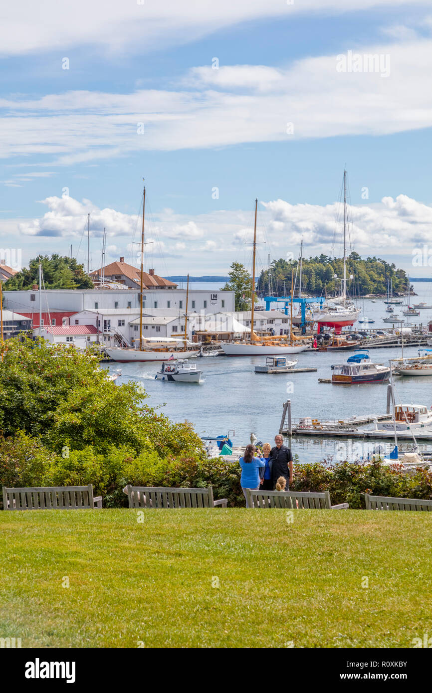 Porto nella cittadina turistica di Camden sull'Oceano Atlantico costa del Maine, Stati Uniti Foto Stock