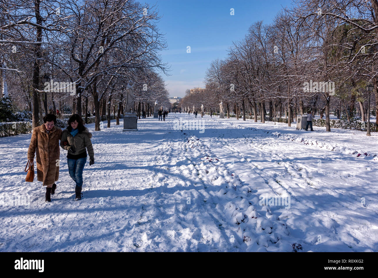 Paseo de las estatuas, il Parque del Retiro con neve in una giornata invernale, , Madrid, Spagna Foto Stock