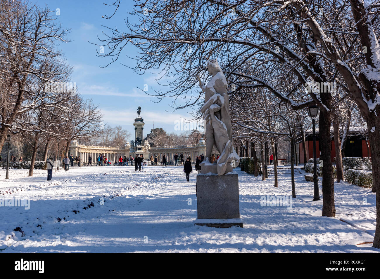 Paseo de las estatuas e il monumento a Alfonso XII, , Parque del Retiro con neve in una giornata invernale, , Madrid, Spagna Foto Stock
