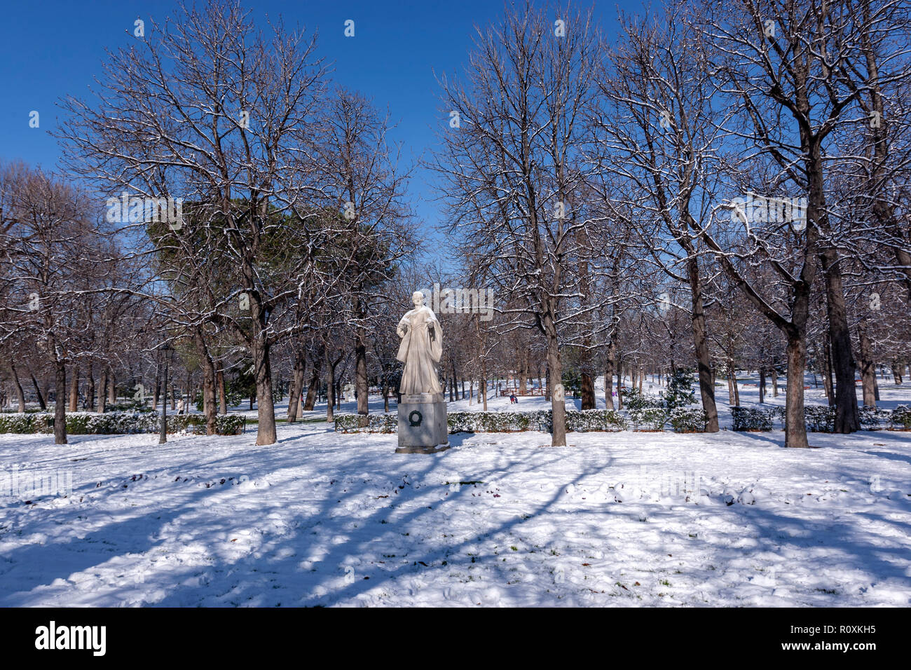 Paseo de las estatuas, il Parque del Retiro con neve in una giornata invernale, , Madrid, Spagna Foto Stock