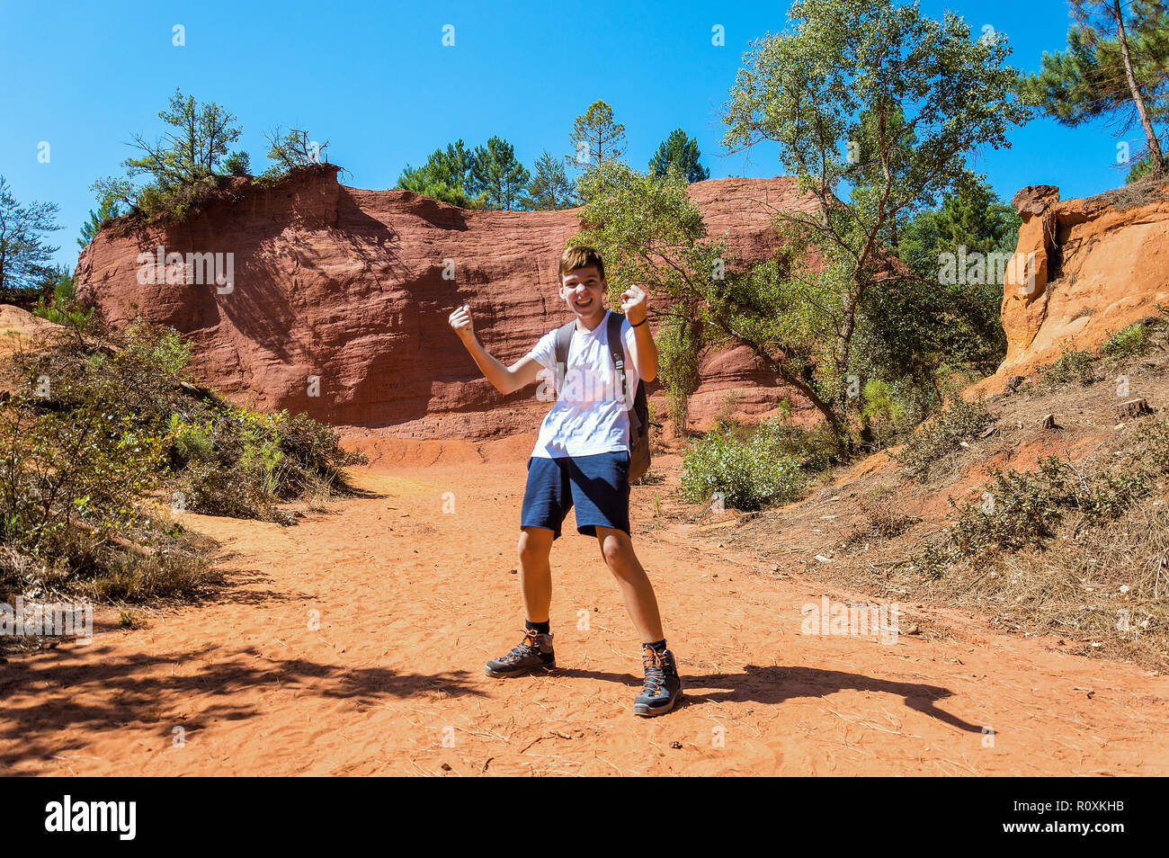 Giovane ragazzo in terre ocra di Rustrel natura park Foto Stock