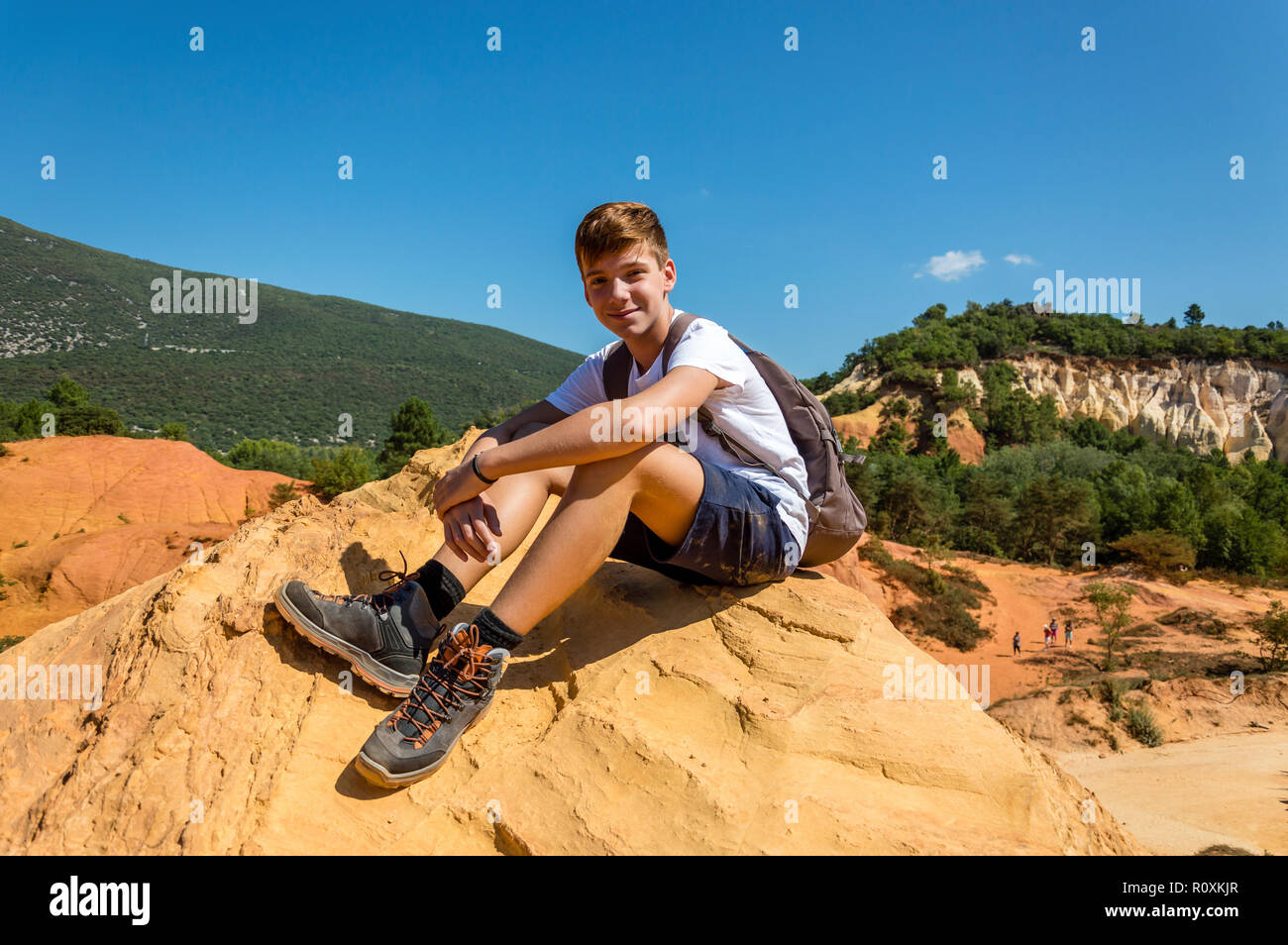 Giovane ragazzo in terre ocra di Rustrel natura park Foto Stock