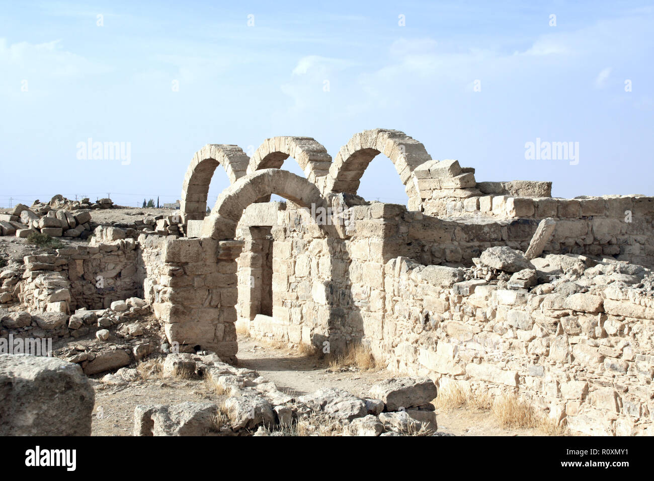 Archi di pietra e le rovine del tempio di Umm ar-Rasas, Giordania, Medio Oriente. Patrimonio mondiale dell UNESCO Foto Stock