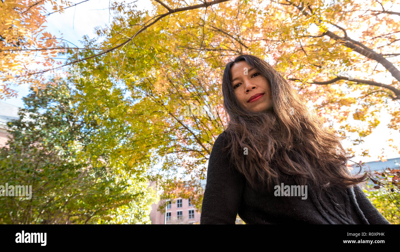 Donna Thai piedi sotto albero colorato in autunno Foto Stock