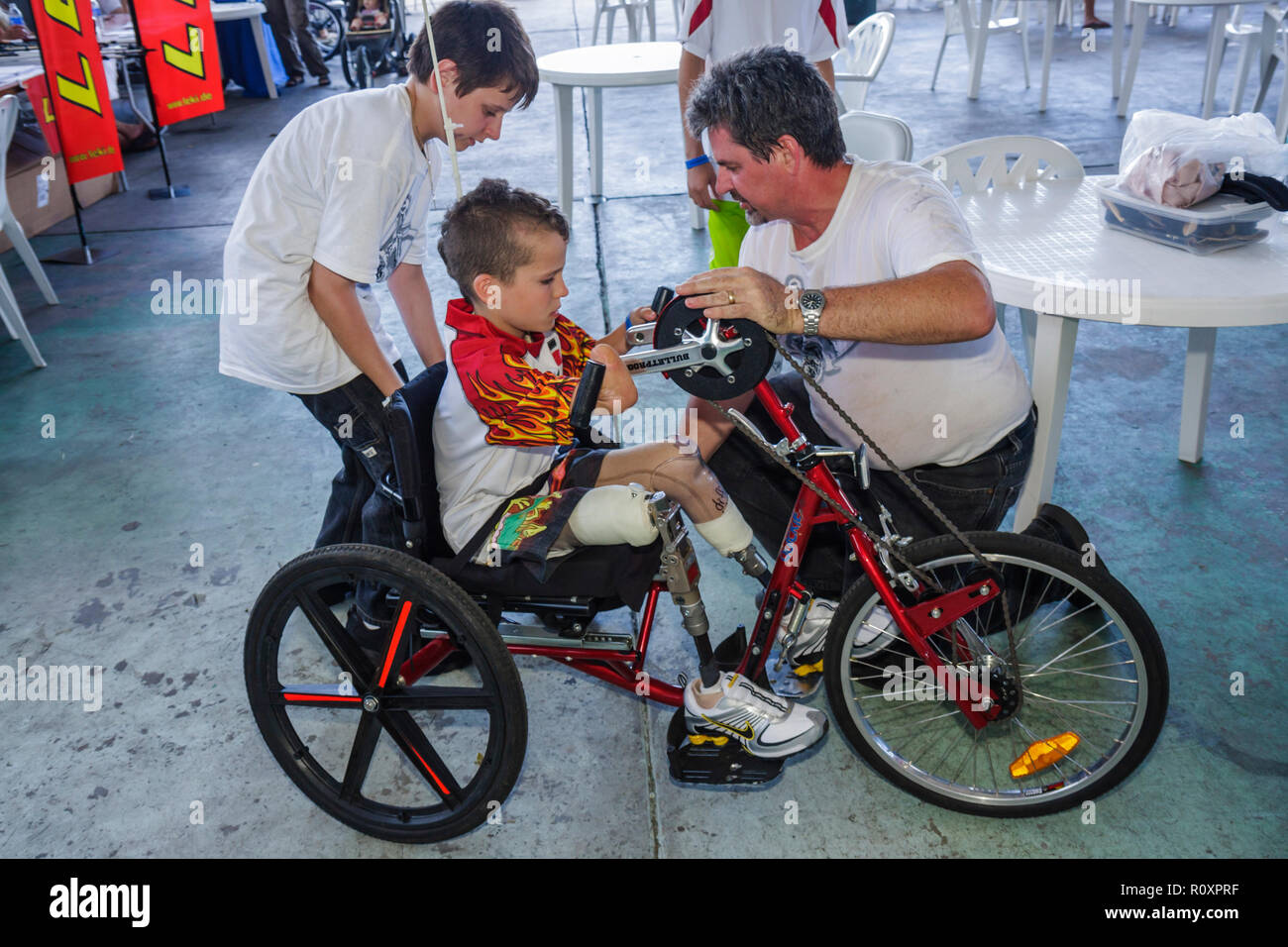 Miami Florida, Coconut Grove, Shake a leg Miami, No Barriers Festival, disabili speciali esigenze, disabilità fisica, amputee, protesi, uomo uomini m Foto Stock