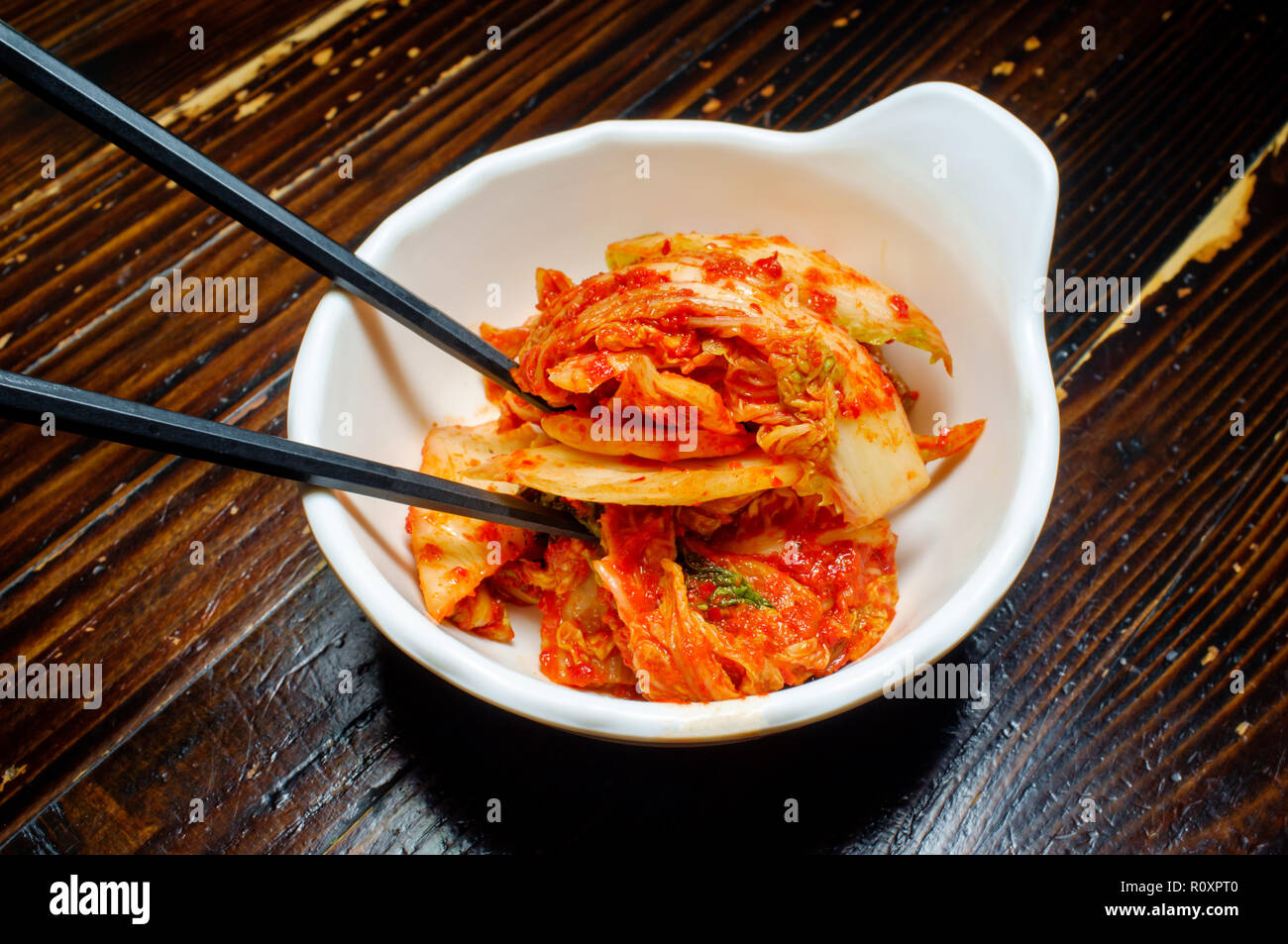 Ciotola piccante kimchi coreano con gochugaru peperoncino Foto