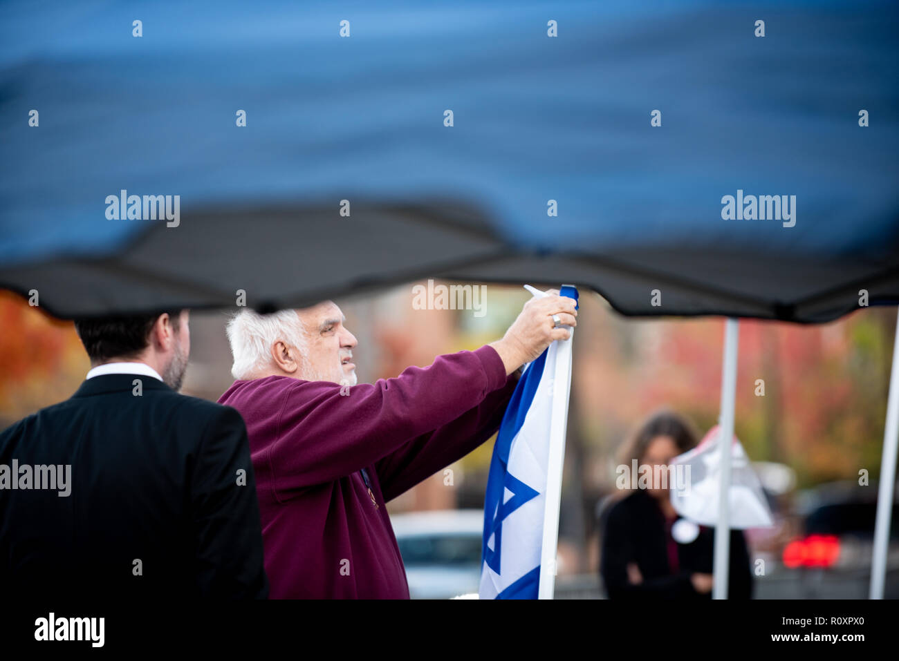 L'uomo visto tenendo una bandiera Israeliana durante le elezioni di medio termine in Pittsburgh, PA all indomani dell'albero della vita tiri. Foto Stock