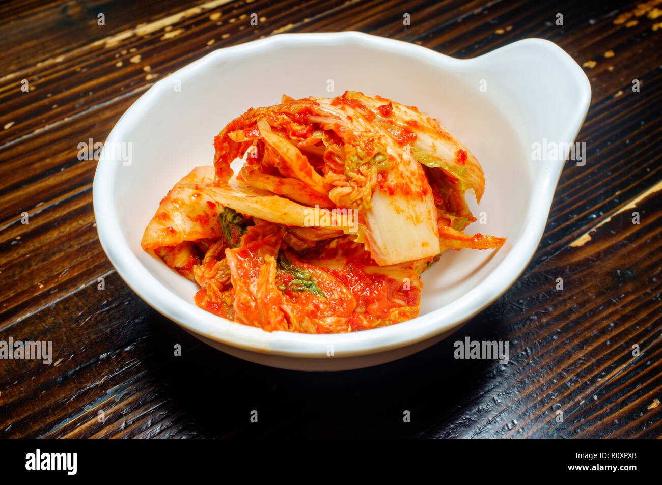 Ciotola piccante kimchi coreano con gochugaru peperoncino Foto