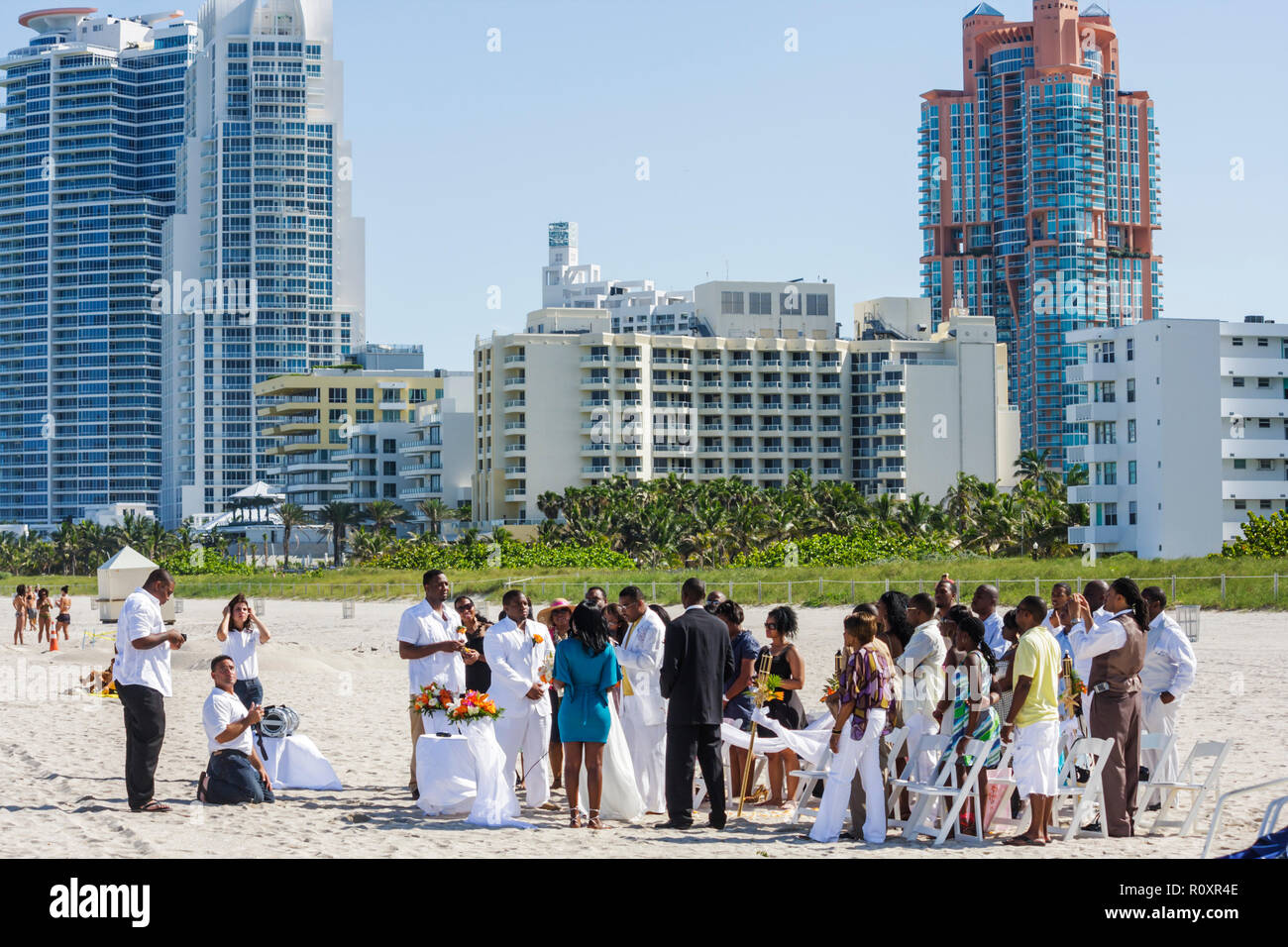 Miami Beach Florida,Oceano Atlantico,acqua,spiaggia pubblica,spiaggia,destinazione matrimonio,cerimonia,uomo nero uomini maschio,donna donne,coppia,ospite,sposo,b Foto Stock