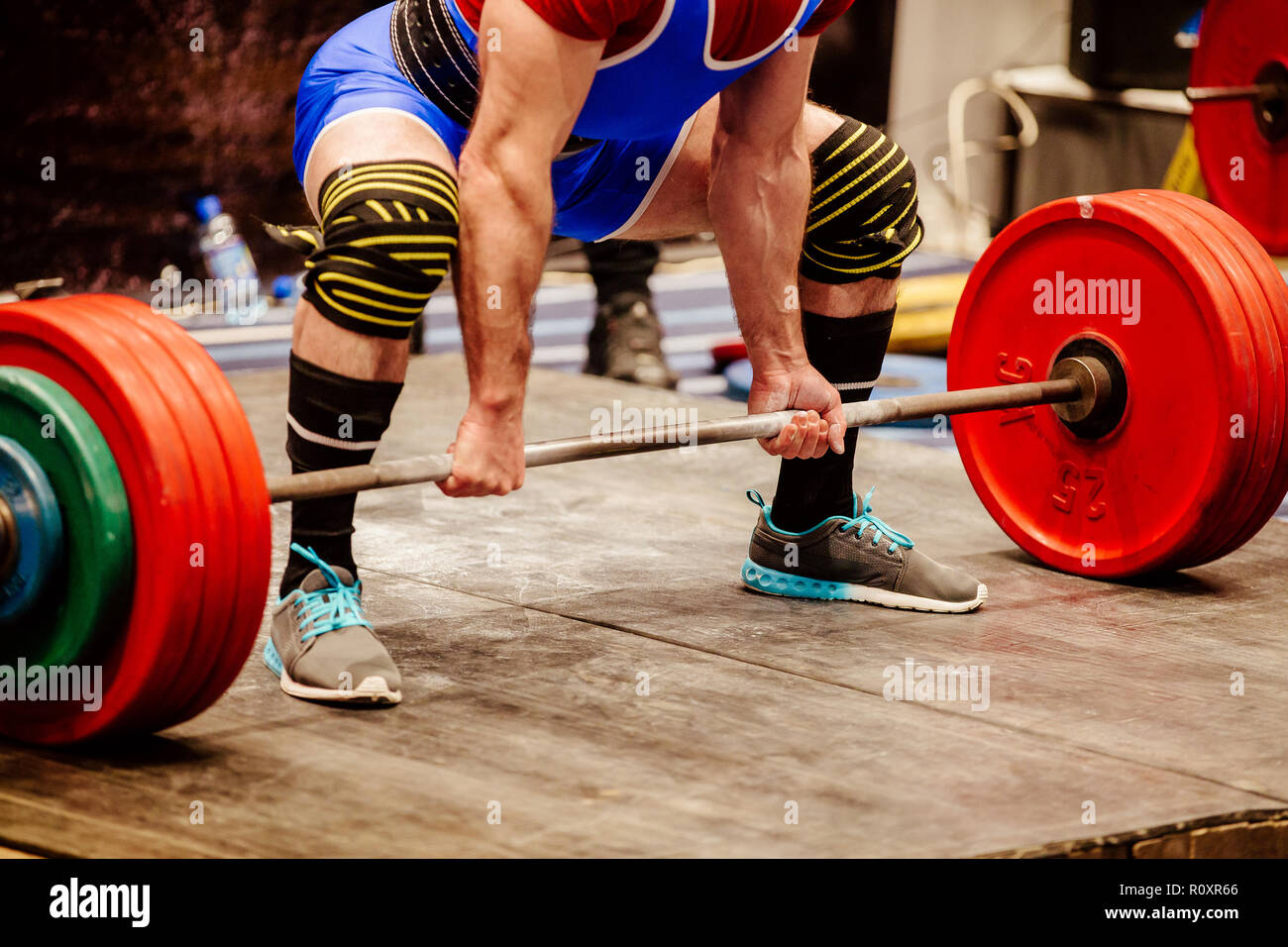 Piedi powerlifter pesi ginocchio avvolge il supporto Foto Stock