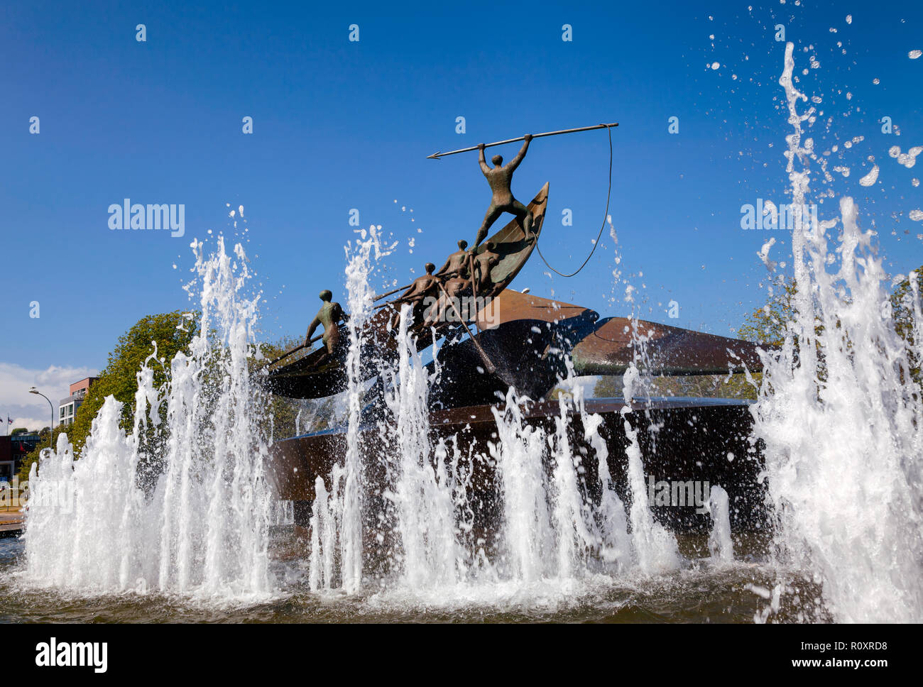 SANDEFJORD, Norvegia - 21 luglio 2018: Il Whaler's Monument (la caccia alla balena monumento) a ruotare un memoriale di bronzo statua e fontana da scultore norvegese Foto Stock