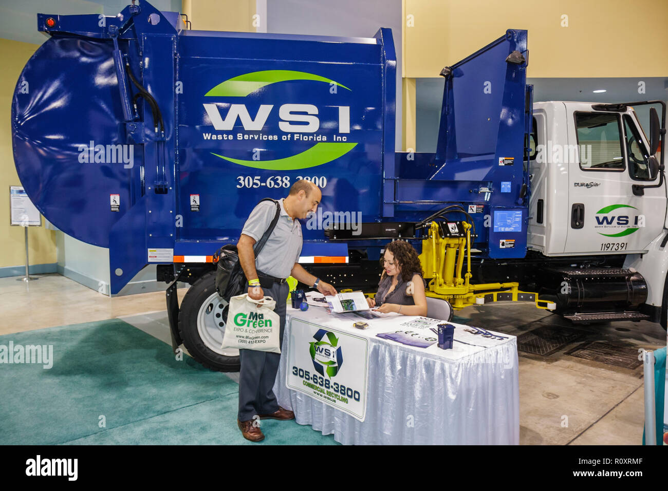 Miami Beach Florida,Centro Congressi,centro,MiaGreen Expo & Conference,riciclaggio verde,fiera,efficienza energetica,espositore,uomo uomo maschio,donna female Foto Stock