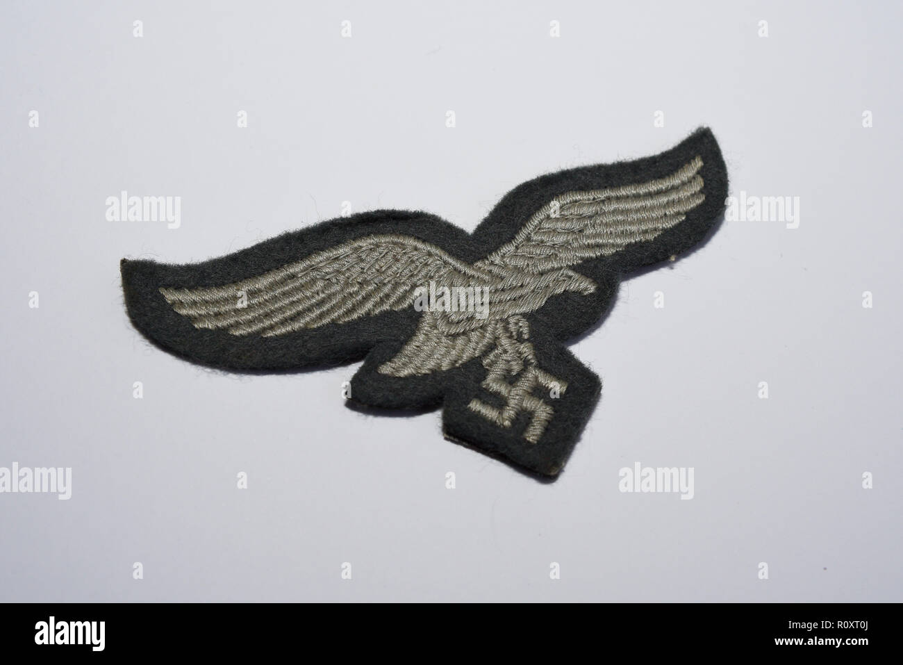 Aquila tedesca della Luftwaffe e stemma in tessuto svastica della seconda guerra mondiale. Emblema. Seconda guerra mondiale. Isolato su sfondo bianco Foto Stock