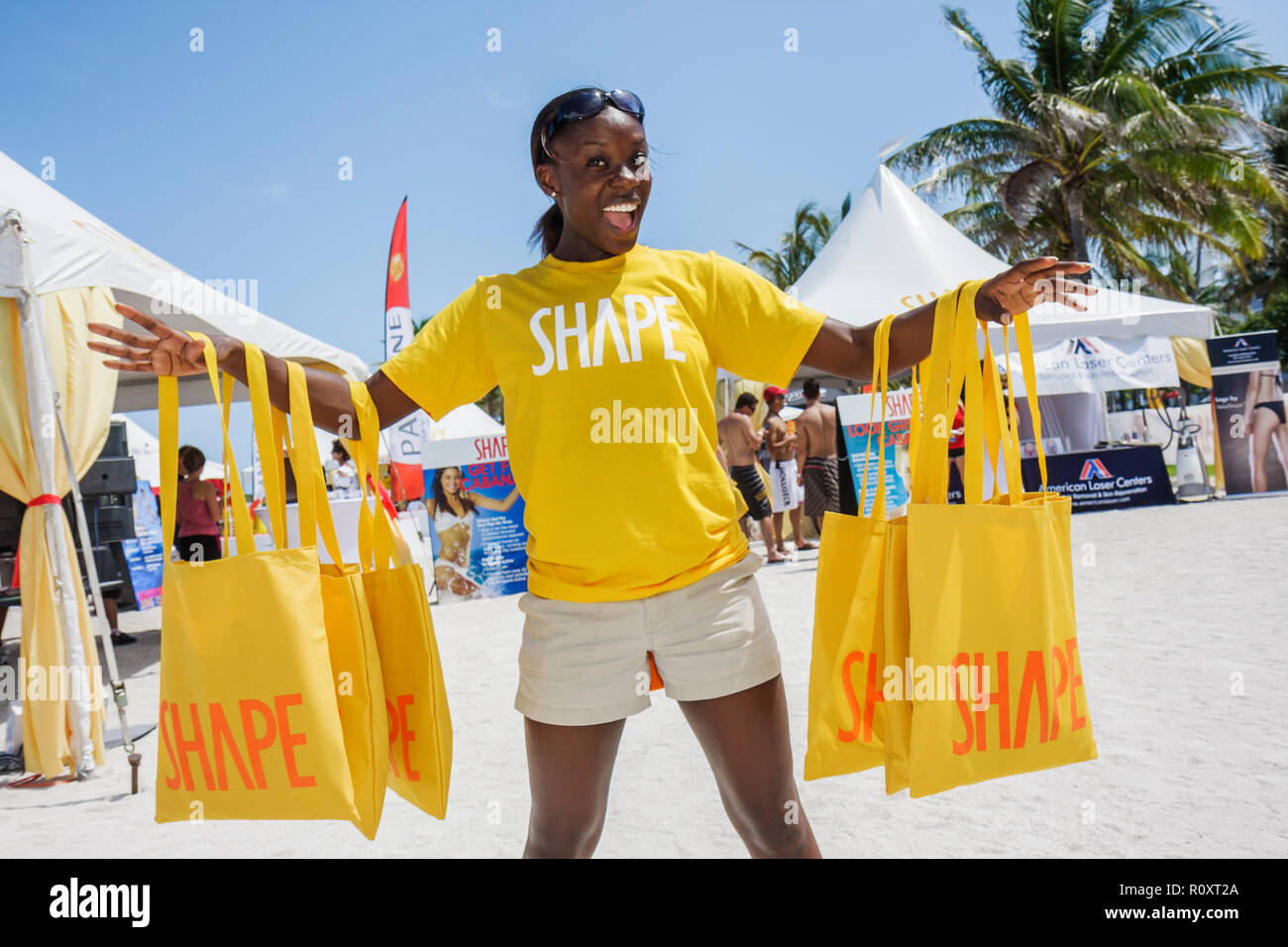 Miami Beach Florida, Lummus Park, Shape Bikini Body Tour, fitness, festival, fiera, borsa tote gratuita, campione, hostess, Shape Magazine, sponsor, prodotto promozionale, s Foto Stock