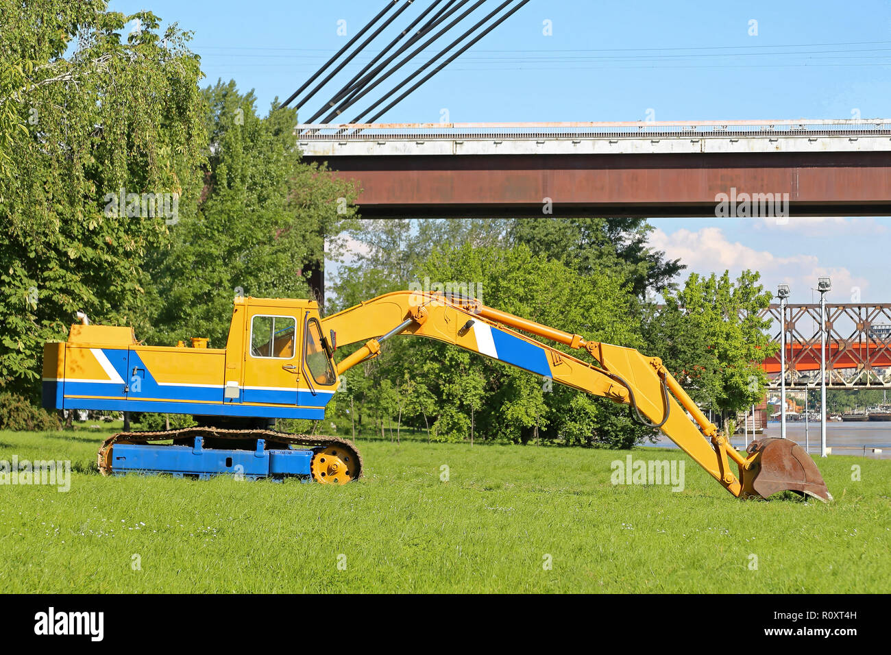 Vecchio escavatore Escavatore con cingoli in acciaio Costruzione macchina Foto Stock