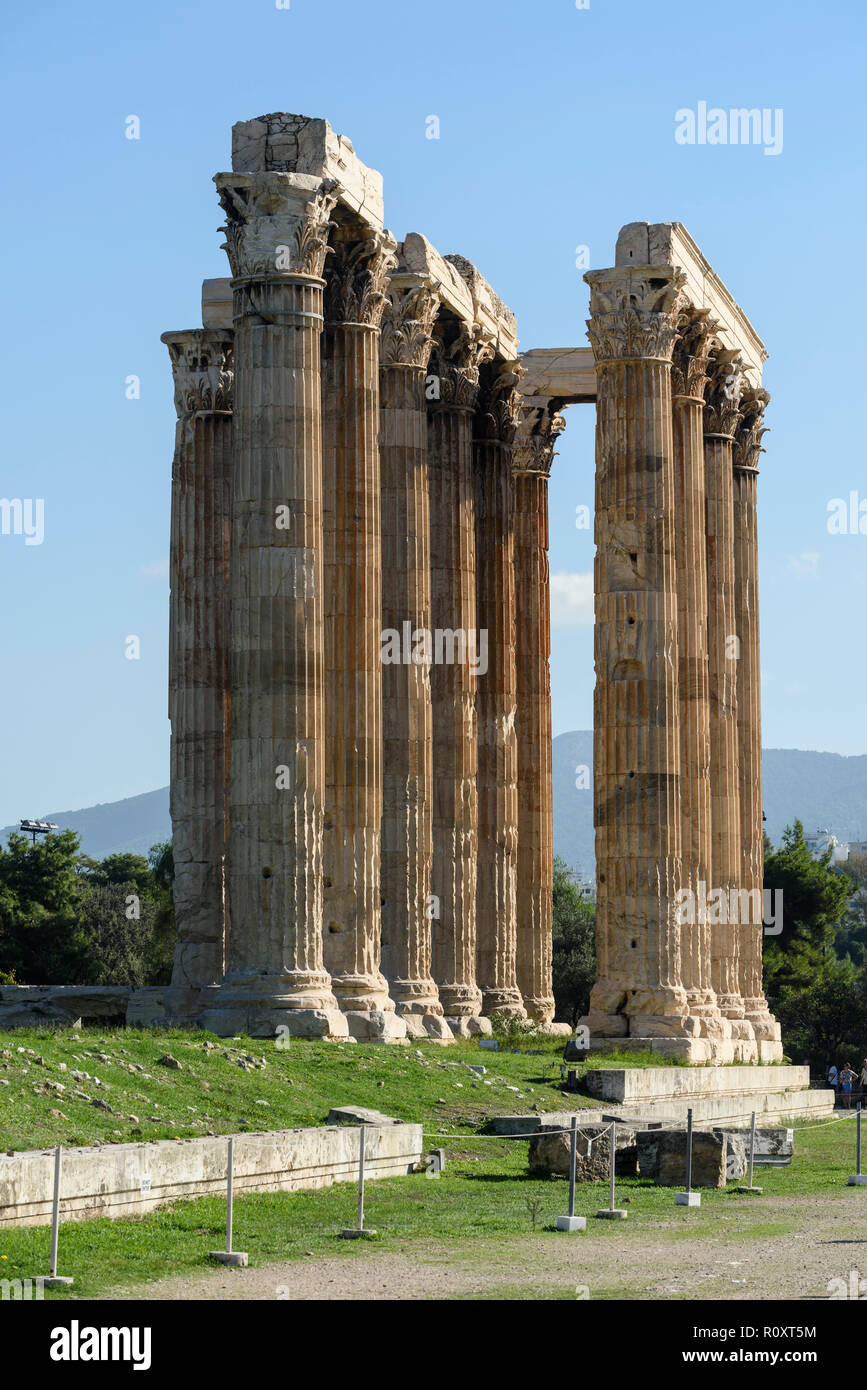 Atene. La Grecia. Colonne corinzie del Tempio di Zeus Olimpio (Olympieion). Foto Stock