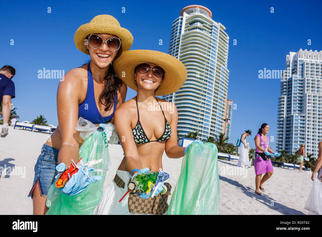 Miami Beach Florida,Oceano Atlantico,acqua,spiaggia pubblica,linea costiera,ECOMB Big Sweep,volontari volontari volontari lavoratori del lavoro di volontariato,lavoro di gruppo Foto Stock