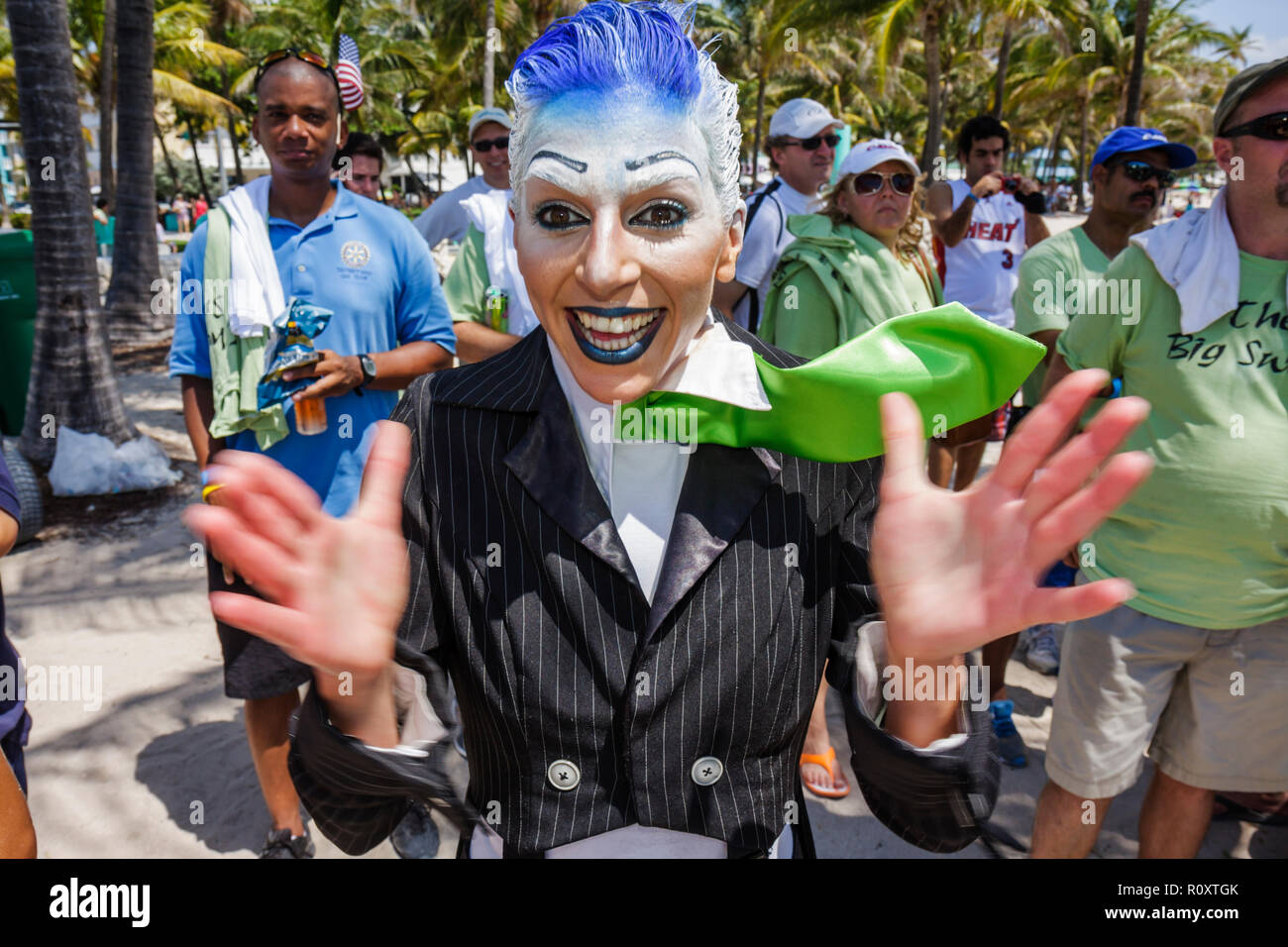 Miami Beach Florida,Oceano Atlantico,acqua,spiaggia pubblica,linea costiera,ECOMB Big Sweep,volontari volontari volontari lavoratori del lavoro di volontariato,lavoro di gruppo Foto Stock