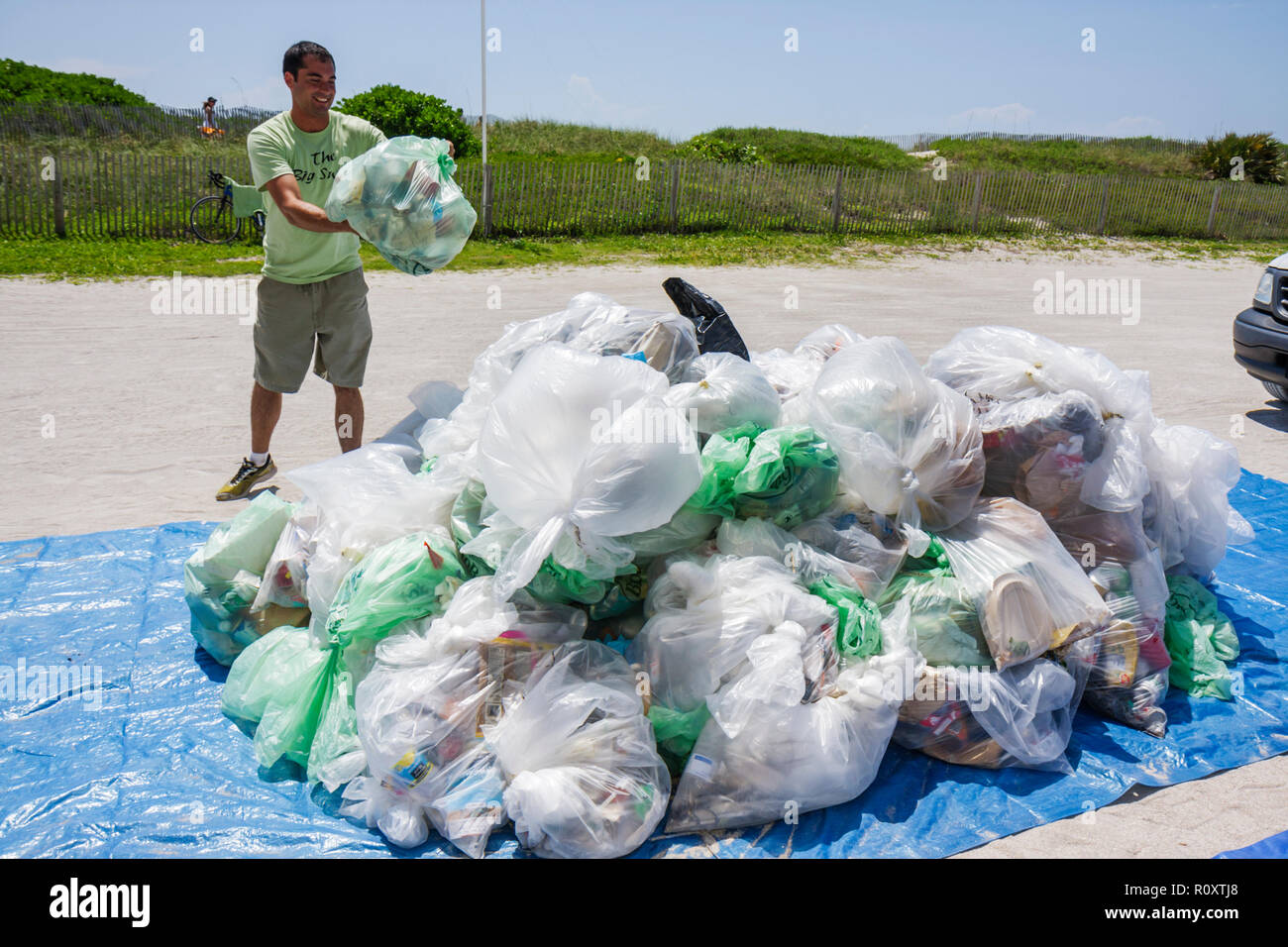 Miami Beach Florida,ECOMB Big Sweep,volontari volontari volontari lavoratori del lavoro di volontariato,lavoro di squadra che lavorano insieme al servizio di aiuto prestito, aiutare pulito Foto Stock