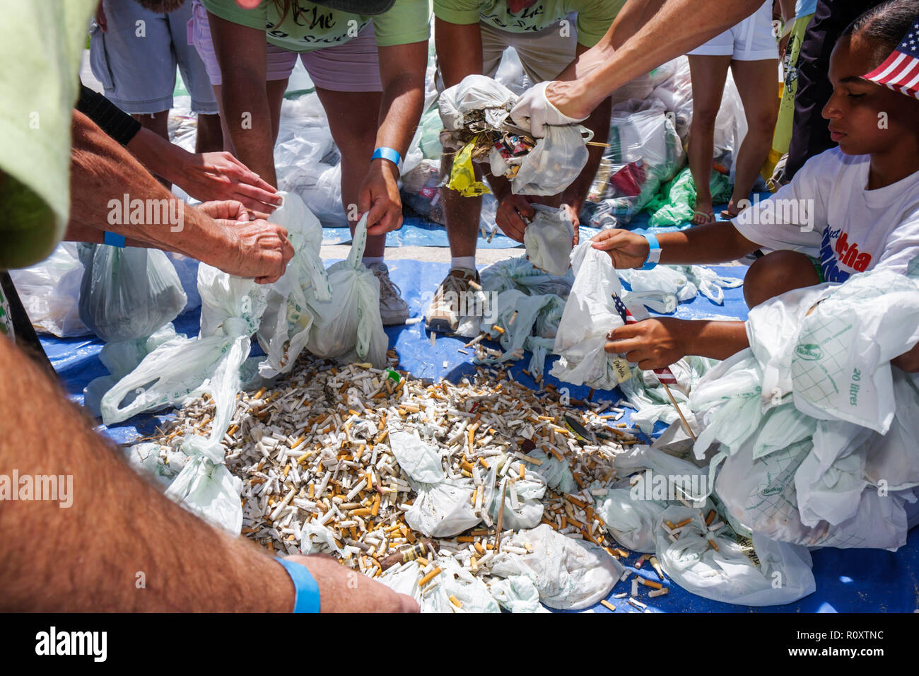 Miami Beach Florida,ECOMB Big Sweep,volontari servizio di comunità volontariato lavoratori del lavoro di volontariato,lavoro di squadra che lavorano insieme servendo hel aiuto Foto Stock