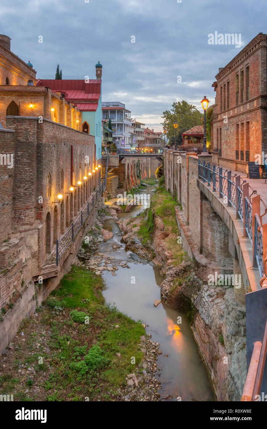 Vista serale della città vecchia di Tbilisi, Georgia Foto Stock