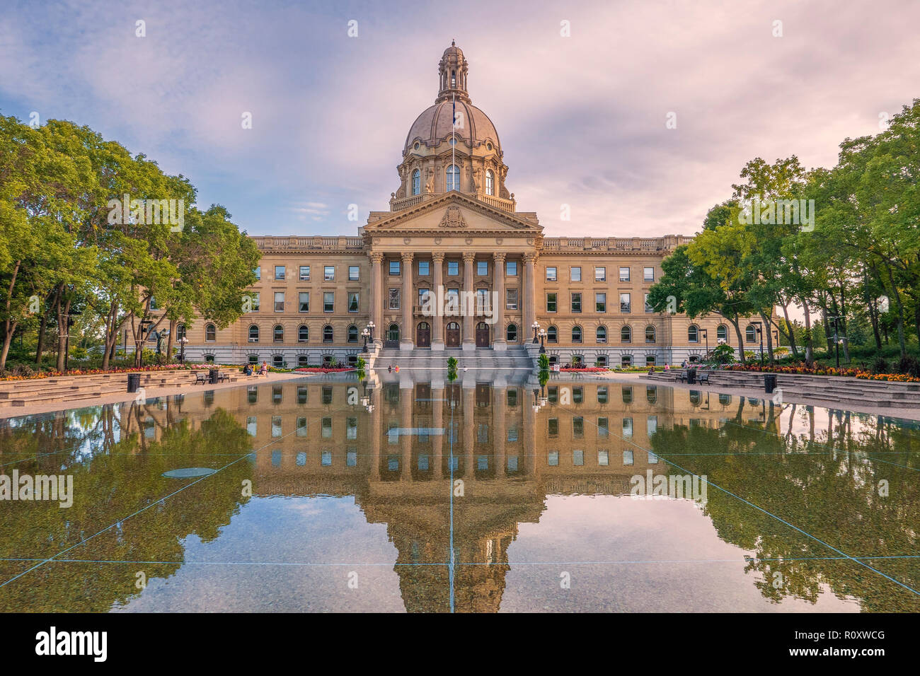 Alberta legislatura edificio in autunno di sera. Edmonton. Lo stato di Alberta. In Canada. Foto Stock