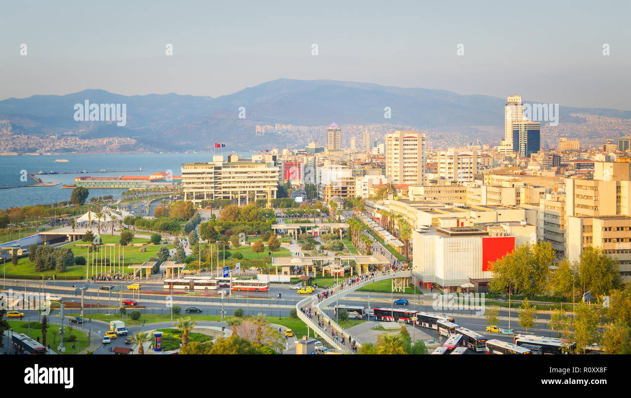 Vista serale di Izmir in Turchia. La piazza Konak Foto Stock