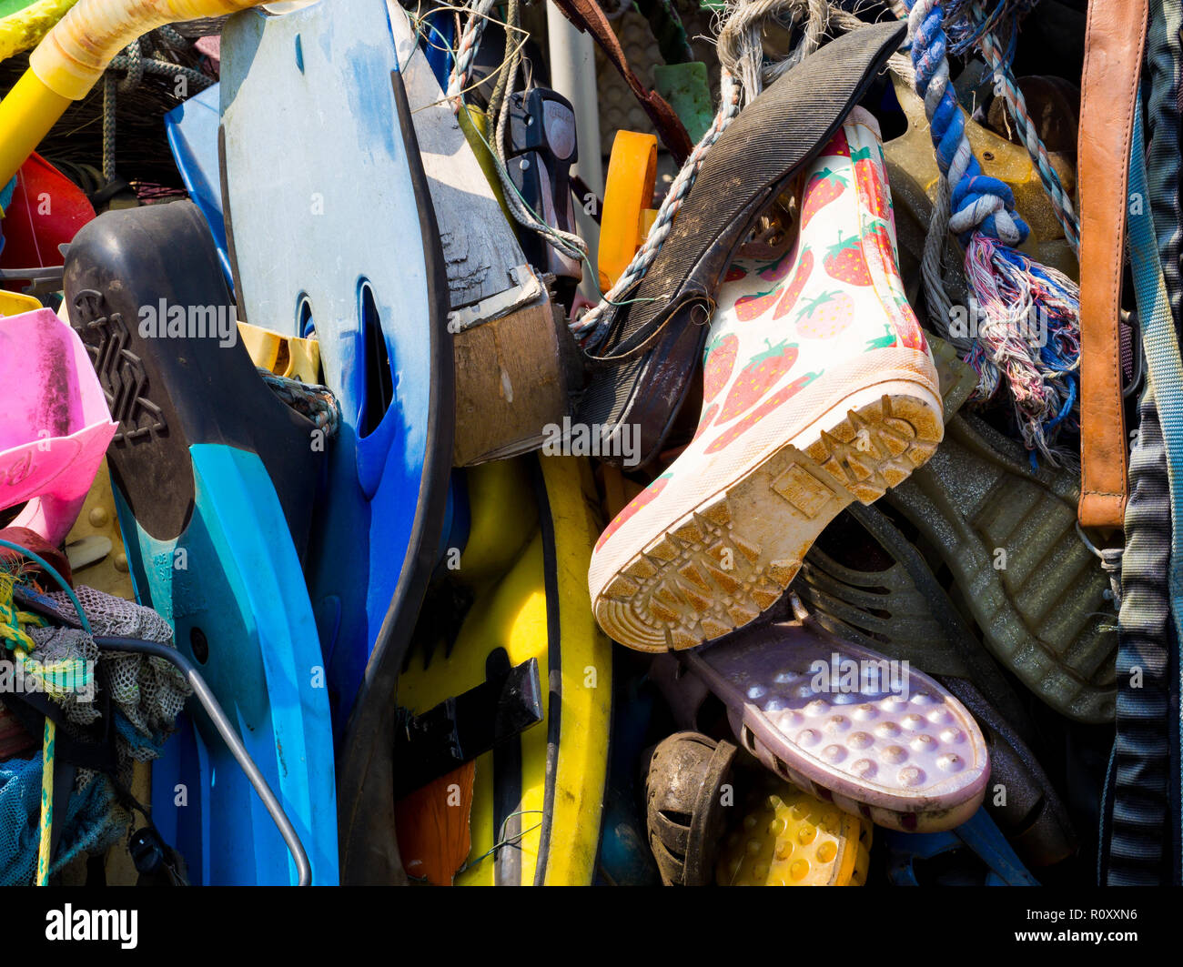 Gettare via i detriti sulla spiaggia Foto Stock