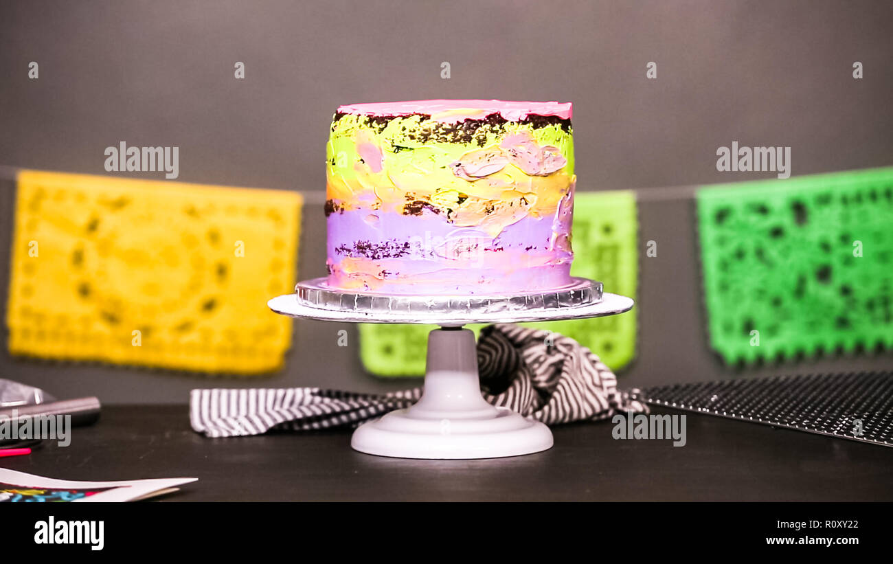 Passo dopo passo. Baker multistrato di glassa di torta al cioccolato con crema di burro la glassa. Foto Stock