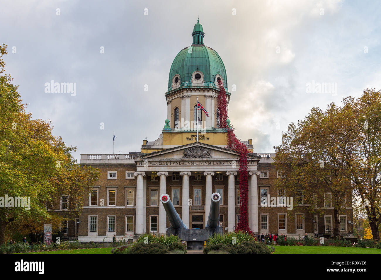 Finestra di pianto papaveri ricordo arte di installazione, artista Paolo Cummins e designer Tom Piper, presso l'Imperial War Museum Lambeth, Londra, Regno Unito. Foto Stock