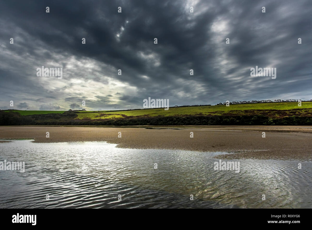 Raccolta di nuvole sopra il fiume Gannel a bassa marea in Newquay Cornwall. Foto Stock