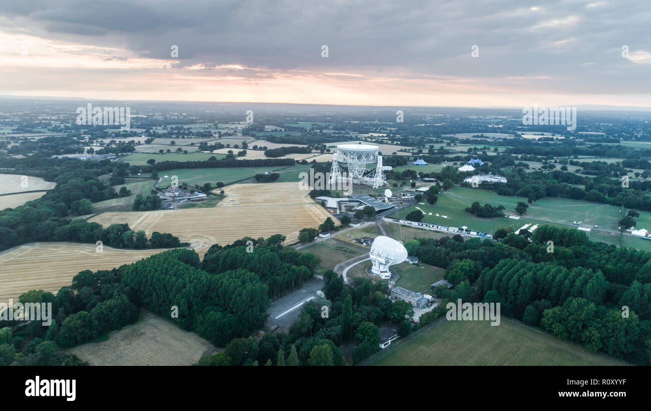 Riprese aeree del Jodrell Bank Observatory Radio Telescope in Macclesfield vicino a Manchester in Cheshire Foto Stock