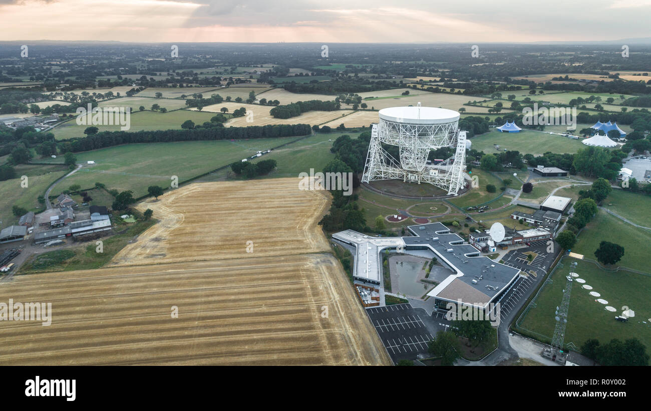 Riprese aeree del Jodrell Bank Observatory Radio Telescope in Macclesfield vicino a Manchester in Cheshire Foto Stock