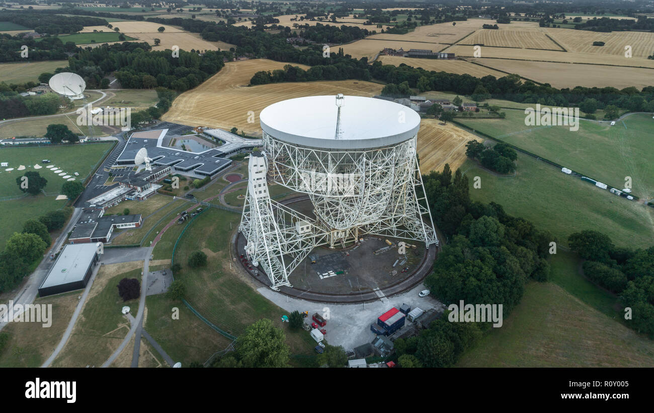 Riprese aeree del Jodrell Bank Observatory Radio Telescope in Macclesfield vicino a Manchester in Cheshire Foto Stock