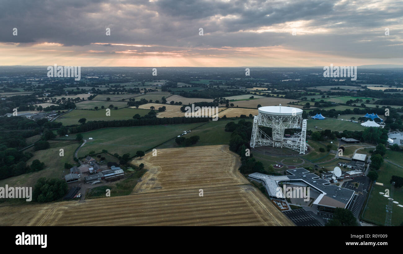 Riprese aeree del Jodrell Bank Observatory Radio Telescope in Macclesfield vicino a Manchester in Cheshire Foto Stock