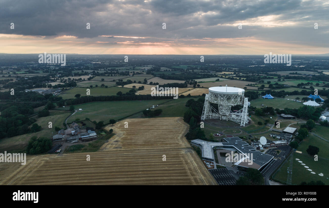 Riprese aeree del Jodrell Bank Observatory Radio Telescope in Macclesfield vicino a Manchester in Cheshire Foto Stock