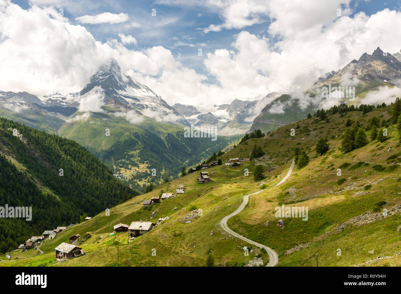 Bella vista sul Cervino peak e piccolo villaggio come visto durante l'estate escursione da Blauherd a Sunnegga Foto Stock