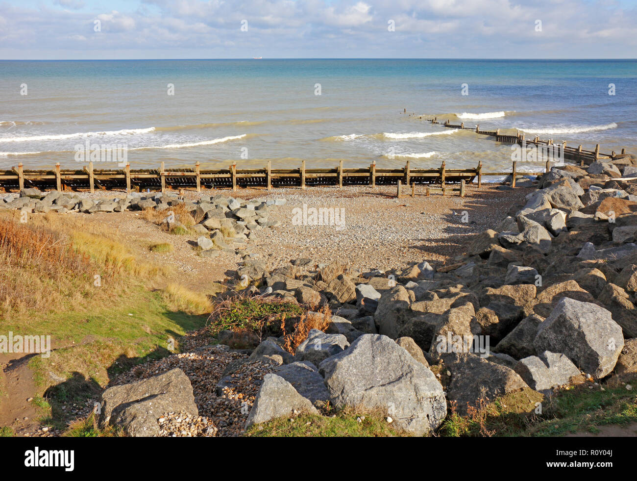 Una vista del mare diverse difese per proteggere il litorale su un North Norfolk spiaggia a Overstrand, Norfolk, Inghilterra, Regno Unito, Europa. Foto Stock