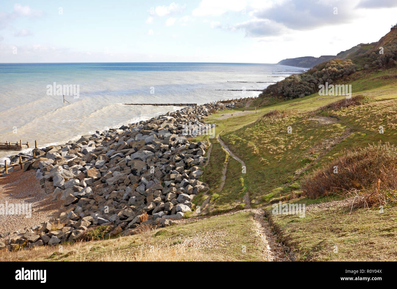 Una vista del mare le difese e le scogliere su un North Norfolk spiaggia a est di Overstrand, Norfolk, Inghilterra, Regno Unito, Europa. Foto Stock