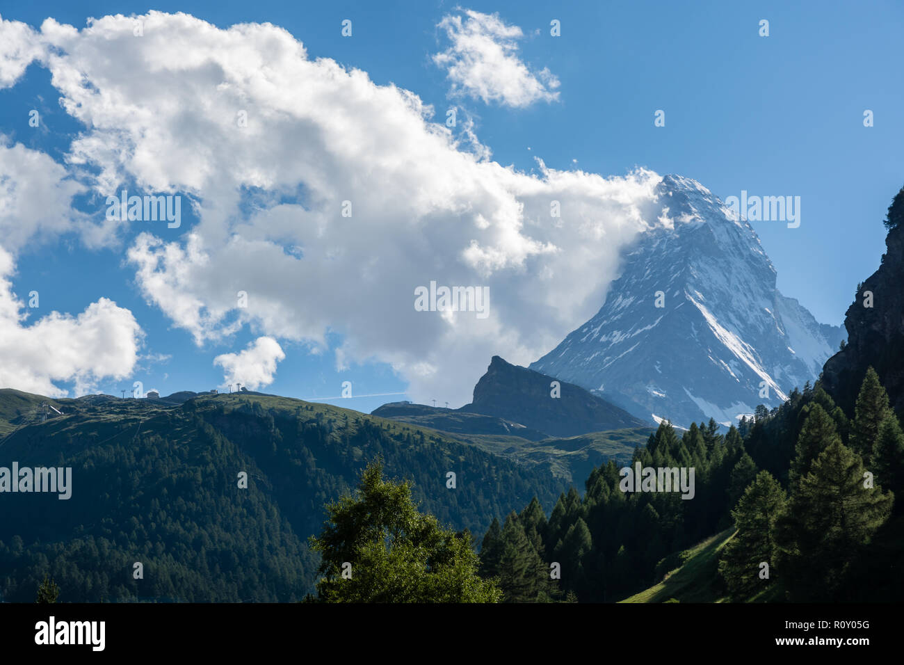 Vista tipica su una delle vette più famose in tutto il mondo, sul Cervino situato sul confine italo-svizzero Foto Stock