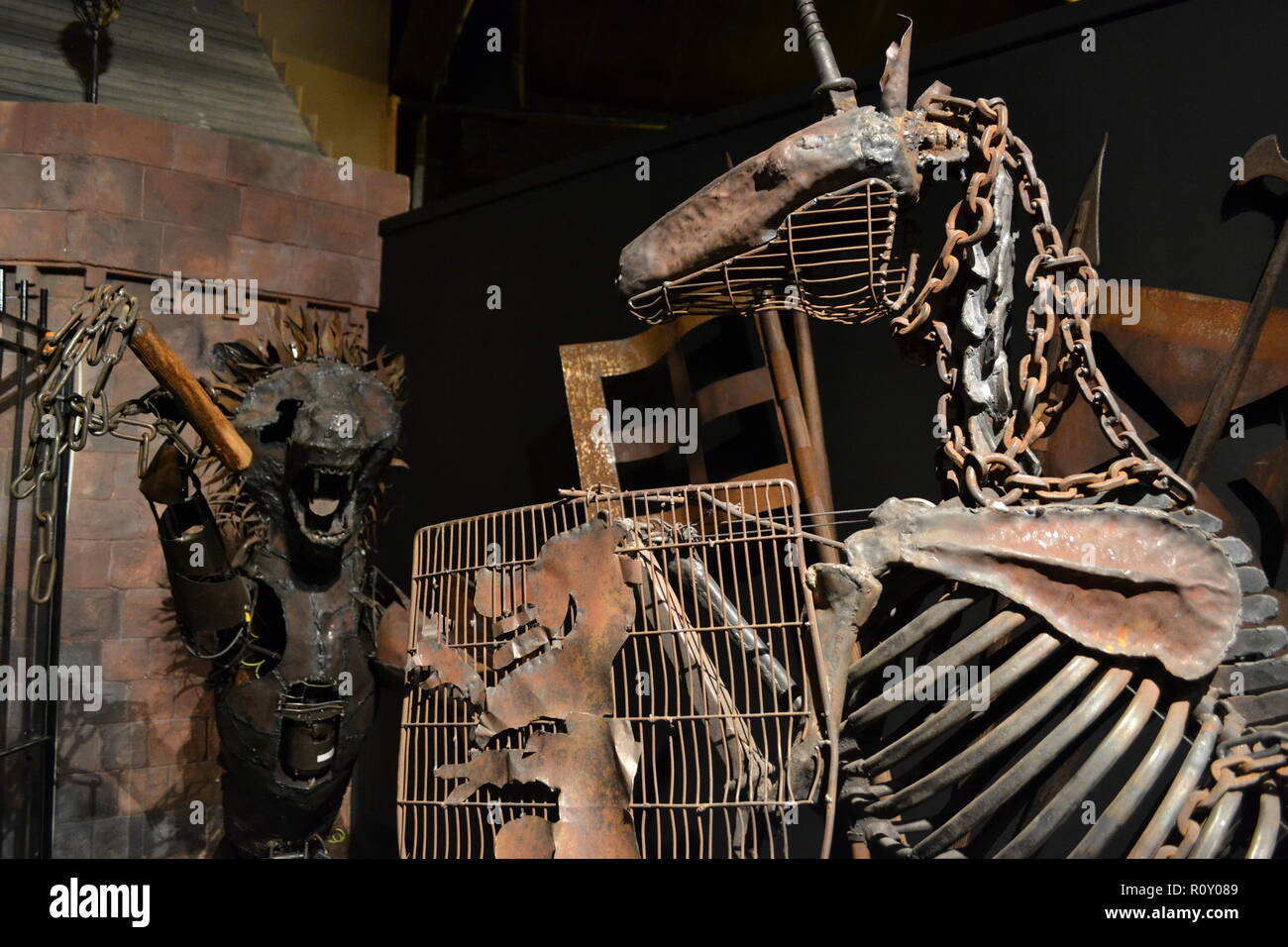 Tullie House Museum e la Galleria d'arte. Nel xvii secolo gli scozzesi hanno utilizzato un unicorno come il loro simbolo nazionale - l'inglese usata da un leone. Ritratto la lotta. Foto Stock