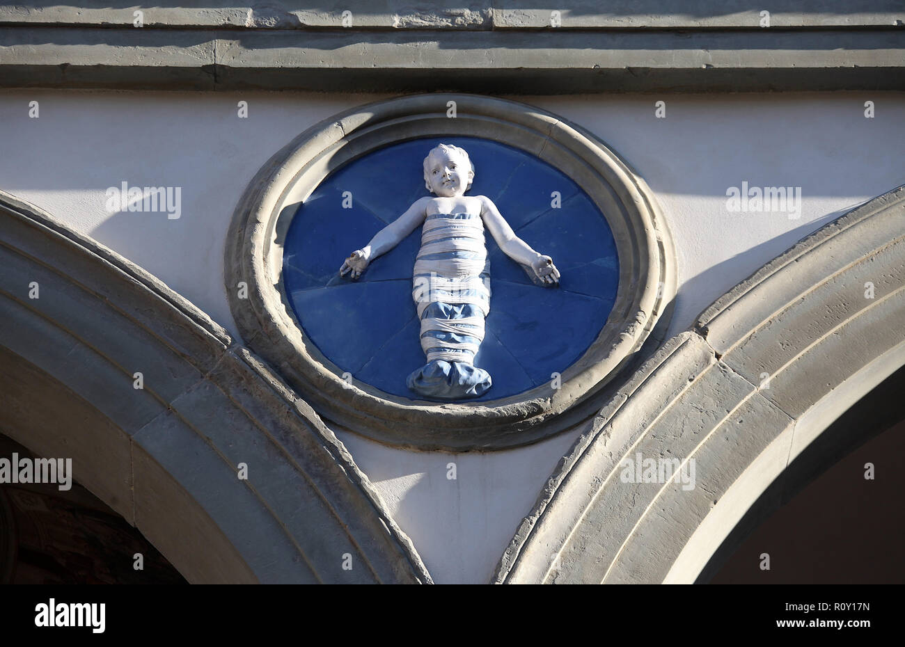 Bambino in fasce di Andrea della Robbia all'Ospedale degli Innocenti edificio in Firenze Foto Stock