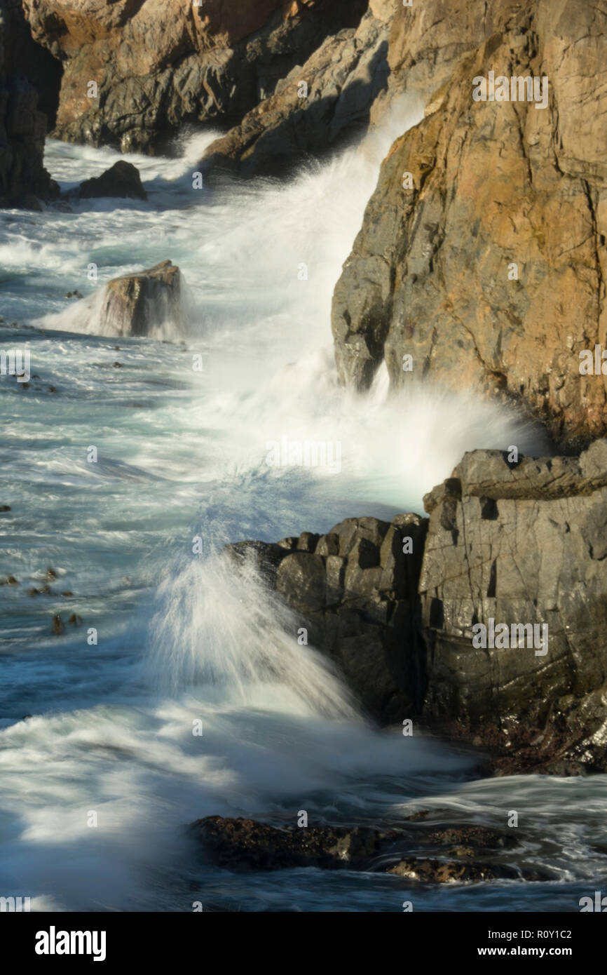 Onde infrangersi sulla scogliera, Garrapata State Park, Big Sur Costa, California Foto Stock