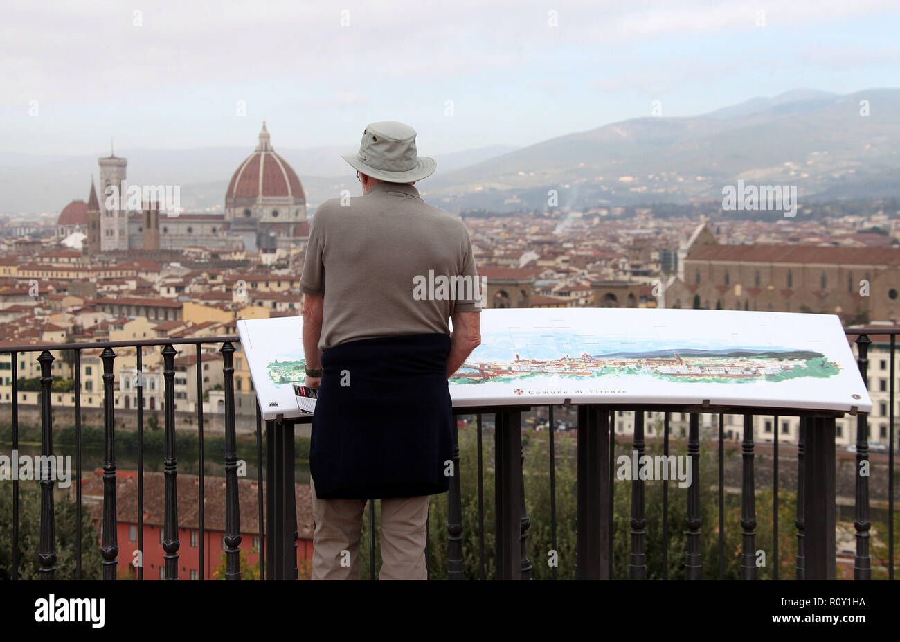 Tourist guardando verso il basso sulla città italiana di Firenze dal Piazzale Michelangelo Foto Stock