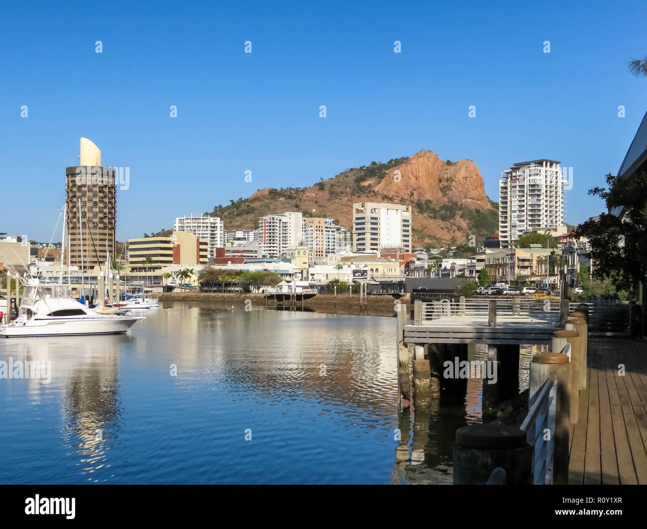 Ross fiume che scorre in Townsville, Australia, con la Collina del Castello in background. Foto Stock