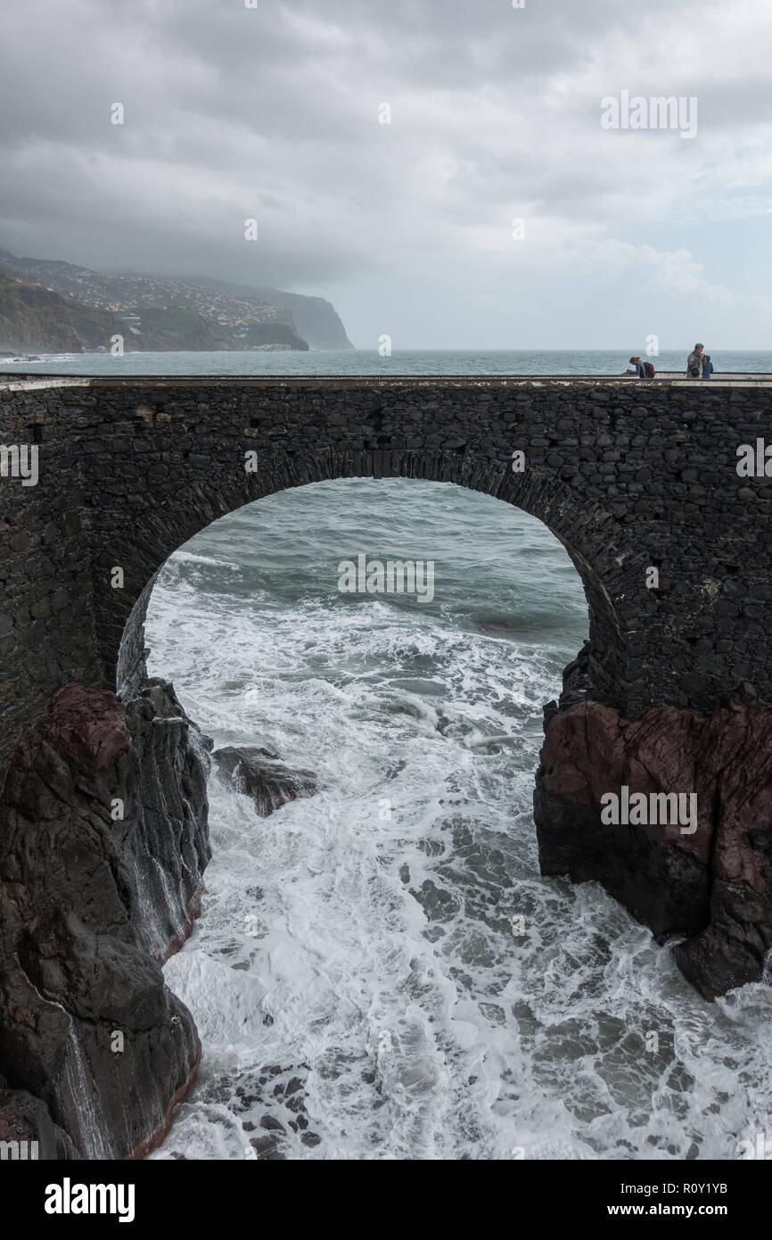 Vista di Ponta do Sol molo ponte in Madeira Foto Stock