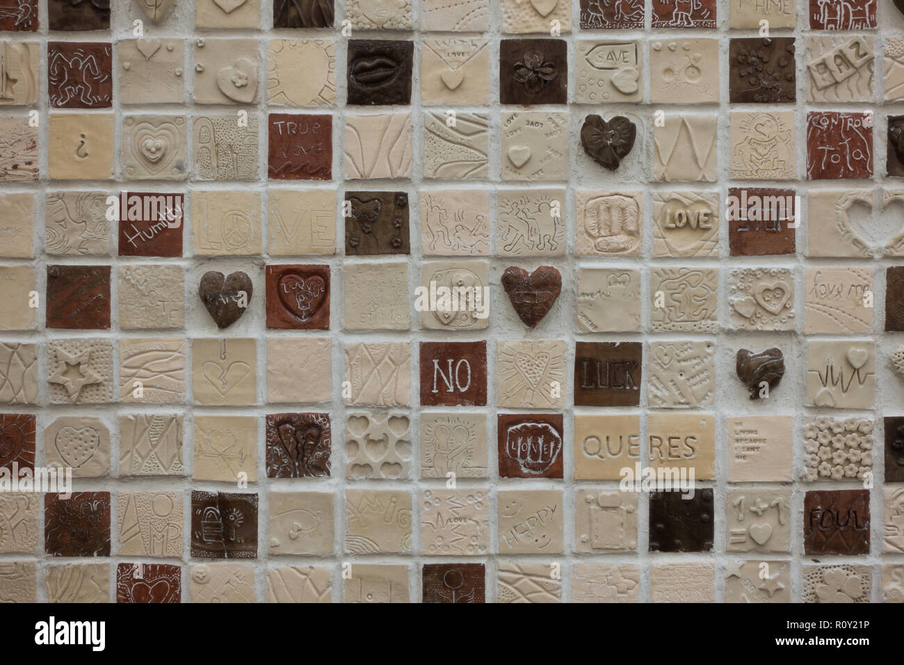 Mosaici quadrati con cuori e romantico di temi in Ponta do Sol Foto Stock