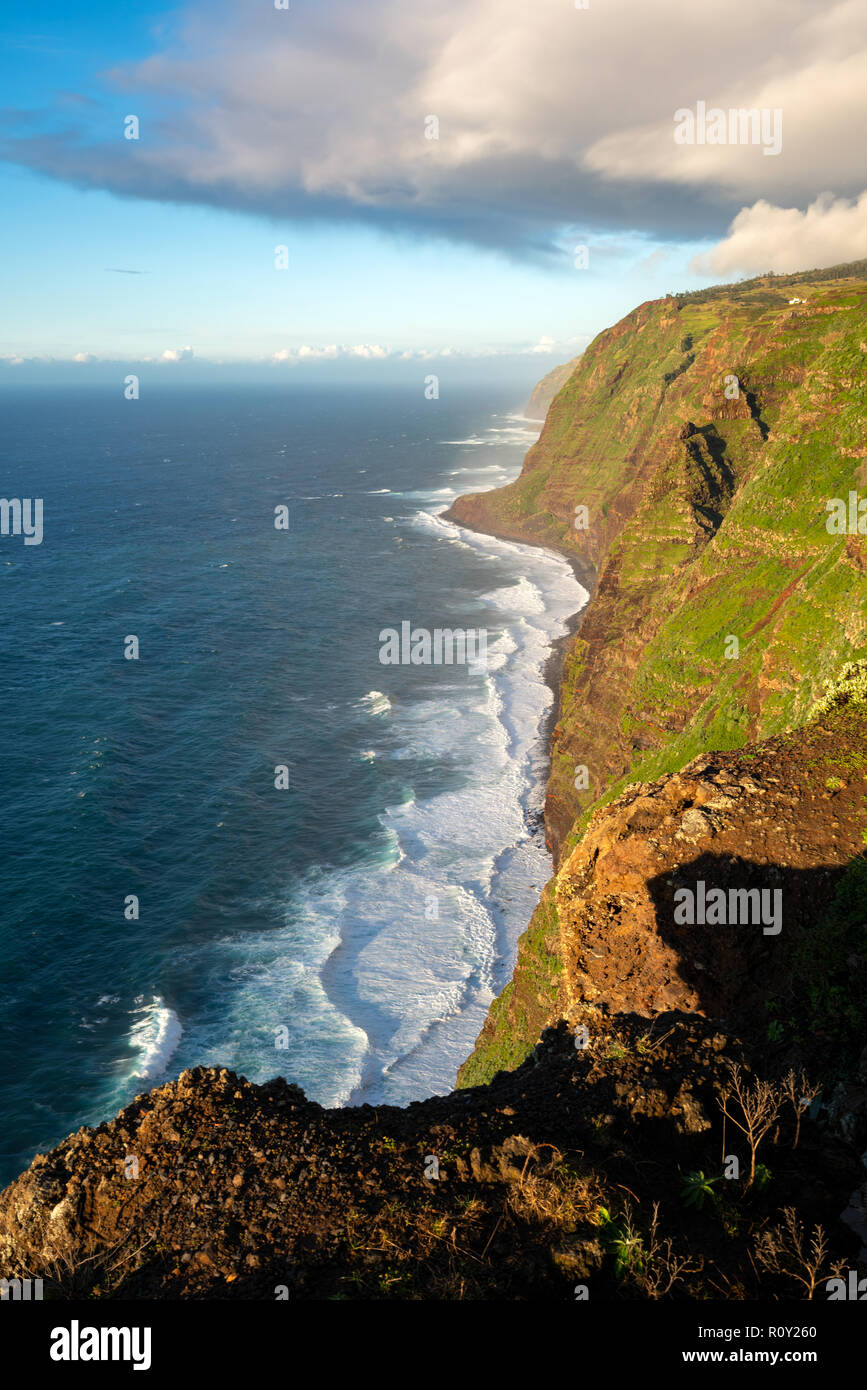 Vista del paesaggio da Ponta do Pargo faro al tramonto Foto Stock