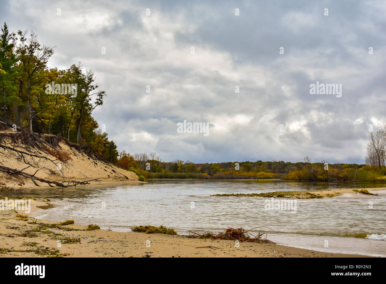 La bocca del fiume Pinnebog. Situato a Port Crescent State Park, nel Midwest Stato del Michigan. Preso in autunno in spiaggia lungo il Lago Huron. Foto Stock
