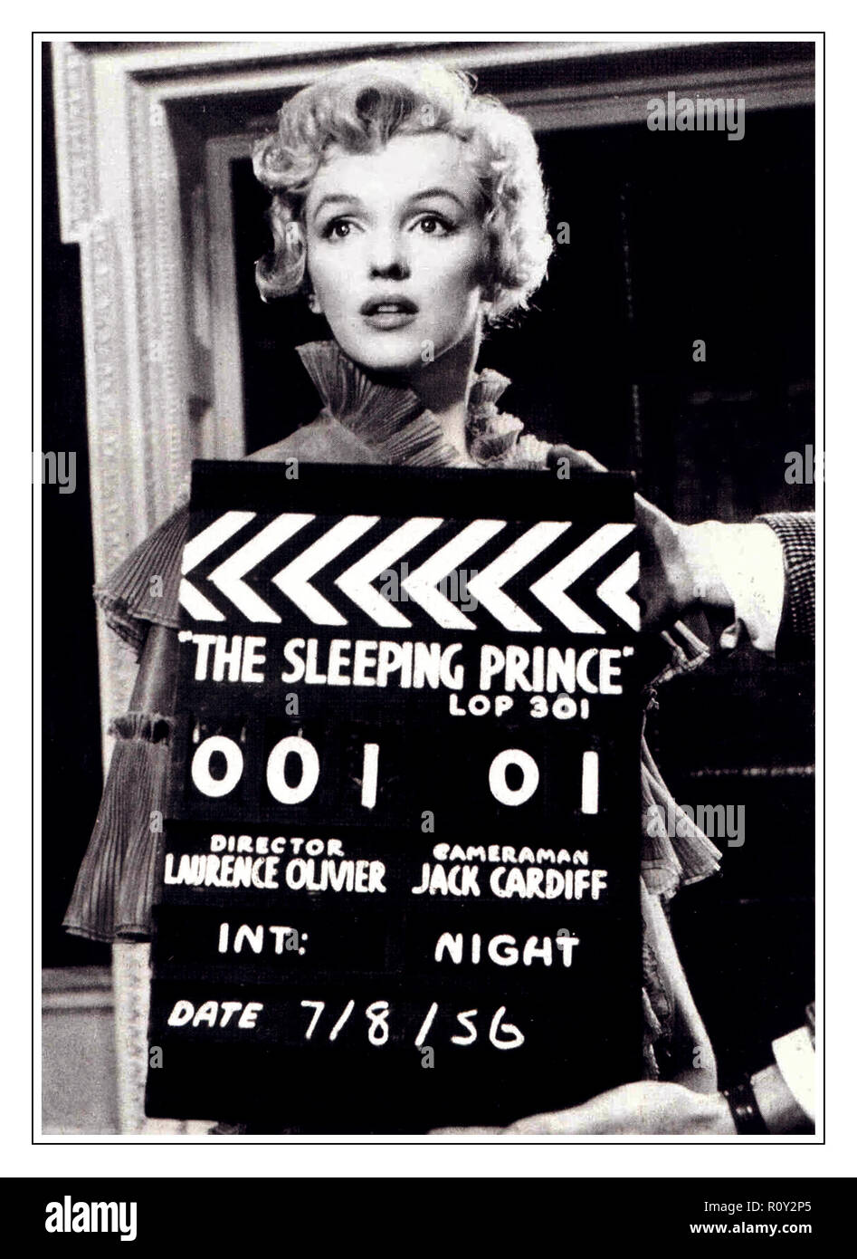 Anni Cinquanta Marilyn Monroe sul set di "Sleeping Prince' ( Il Principe e la Showgirl) in un test schermo con on-set battaglio board mostra direttore Lawrence Olivier & Cameraman Jack Cardiff 7/8/1956 Foto Stock
